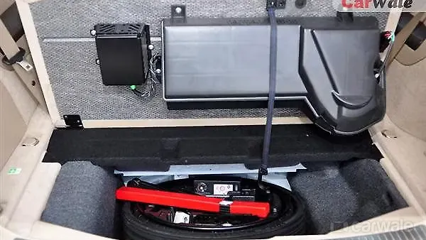 R-Class Boot Space Image, R-Class Photos in India - CarWale