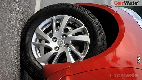 Discontinued Maruti Suzuki Swift 2011 Wheels-Tyres