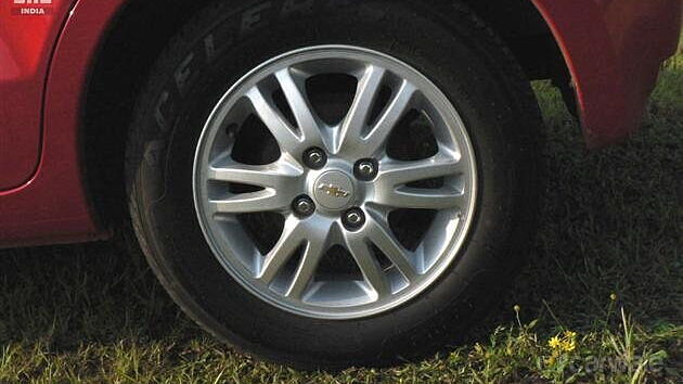 Discontinued Chevrolet Sail U-VA 2012 Wheels-Tyres