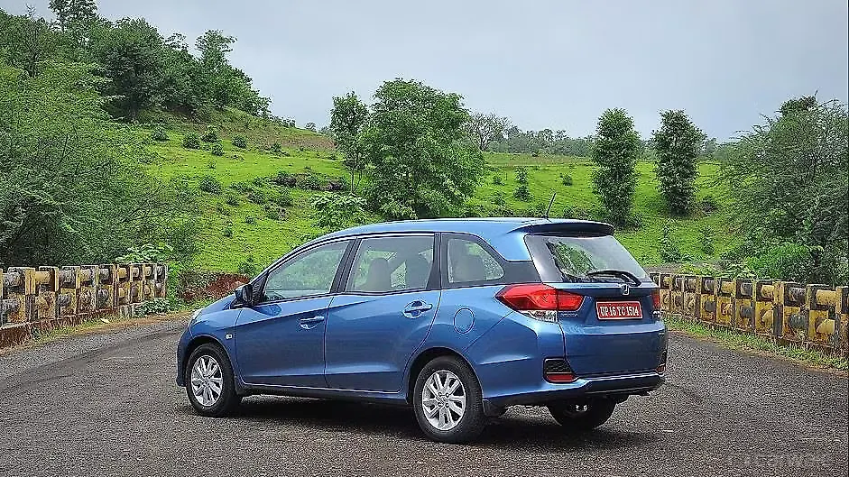 Mobilio Left Side View Image, Mobilio Photos in India - CarWale
