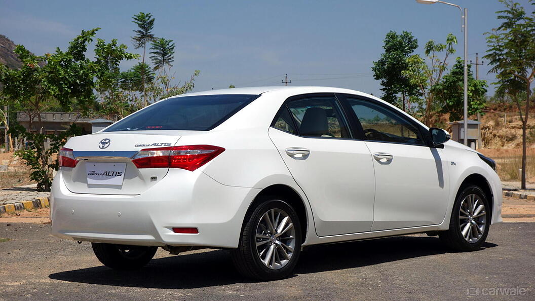 Discontinued Toyota Corolla Altis 2014 Exterior