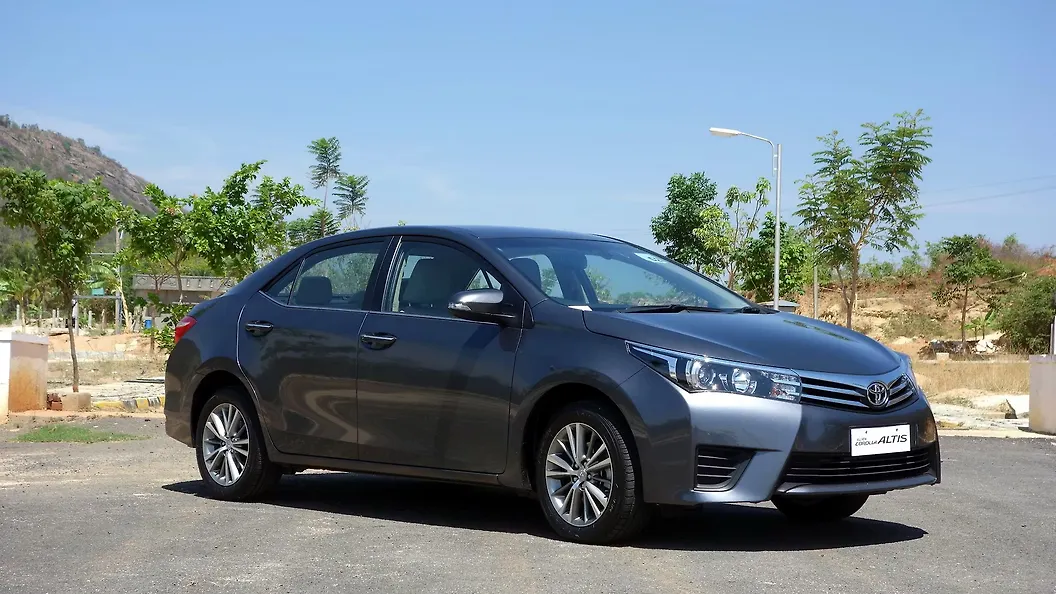 Toyota Corolla Altis 2014-2017 Images, Interior & Exterior Photo Gallery - CarWale