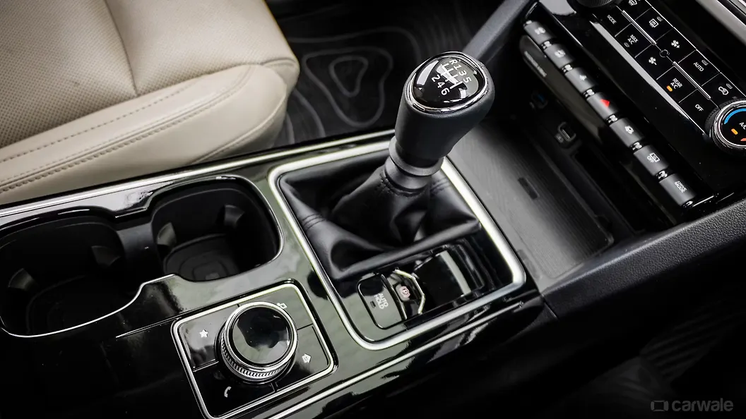 XUV700 Gear Shifter/Gear Shifter Stalk Image, XUV700 Photos in India