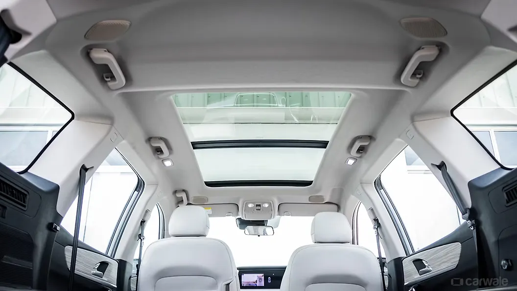 XUV700 Sunroof Moonroof Image XUV700 Photos In India CarWale mahindra-launches-the-2024-xuv-700-vandipranthan-the-car-guy
