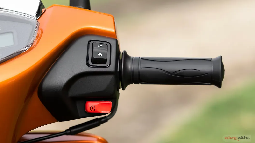 TVS Jupiter 125 Turn Indicators Switch Image BikeWale