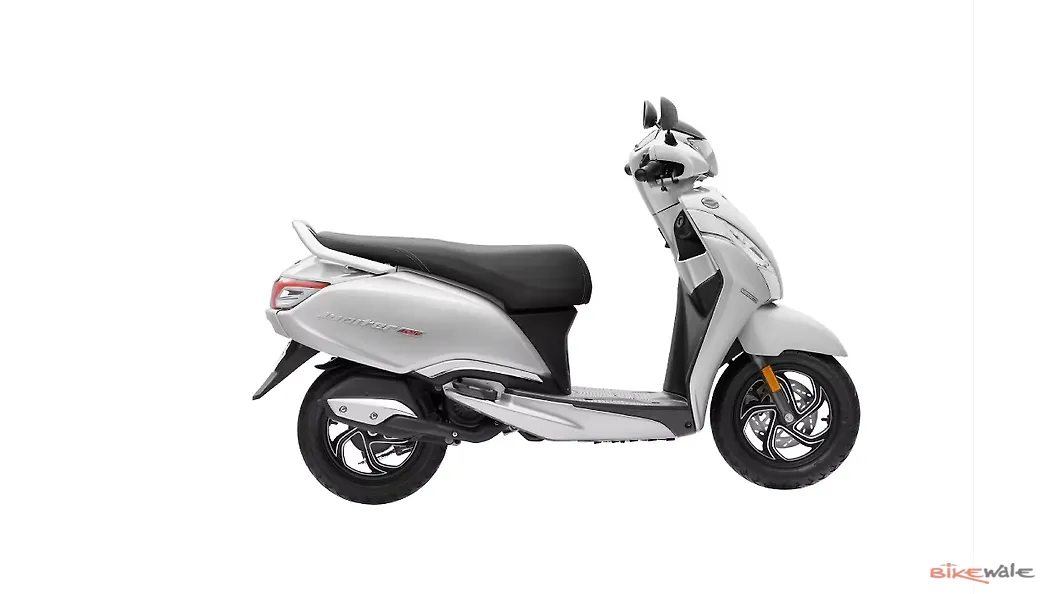 TVS Jupiter 125 Right Front Three Quarter Image BikeWale
