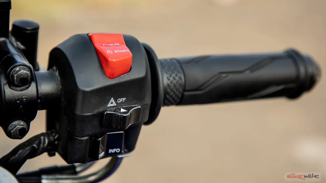 Yamaha R15 V4 Hazard Warning Lights Switch Image BikeWale