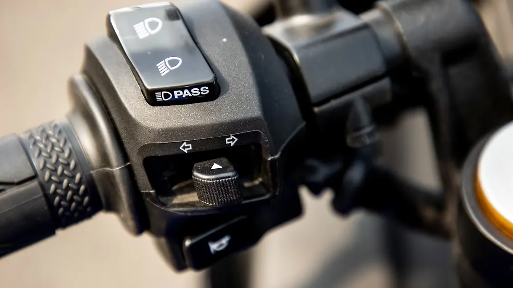 Yamaha YZF R15 V4 Turn Indicators Switch Image BikeWale