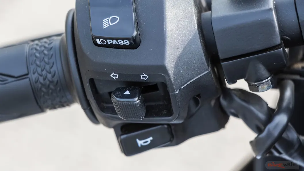 Yamaha R15 V4 Turn Indicators Switch Image – BikeWale