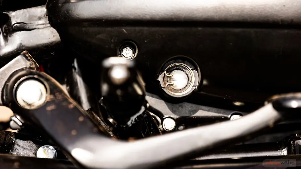 Yezdi Roadster Engine Oil Level Indicator Image BikeWale