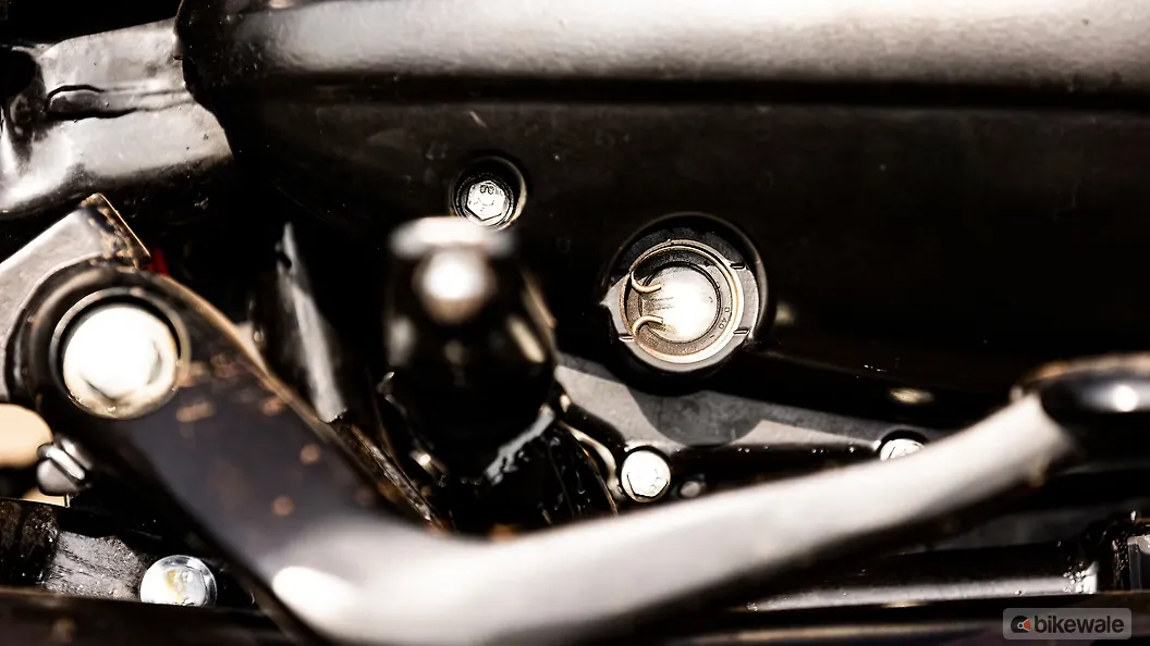 Yezdi Roadster Engine Oil Level Indicator Image BikeWale