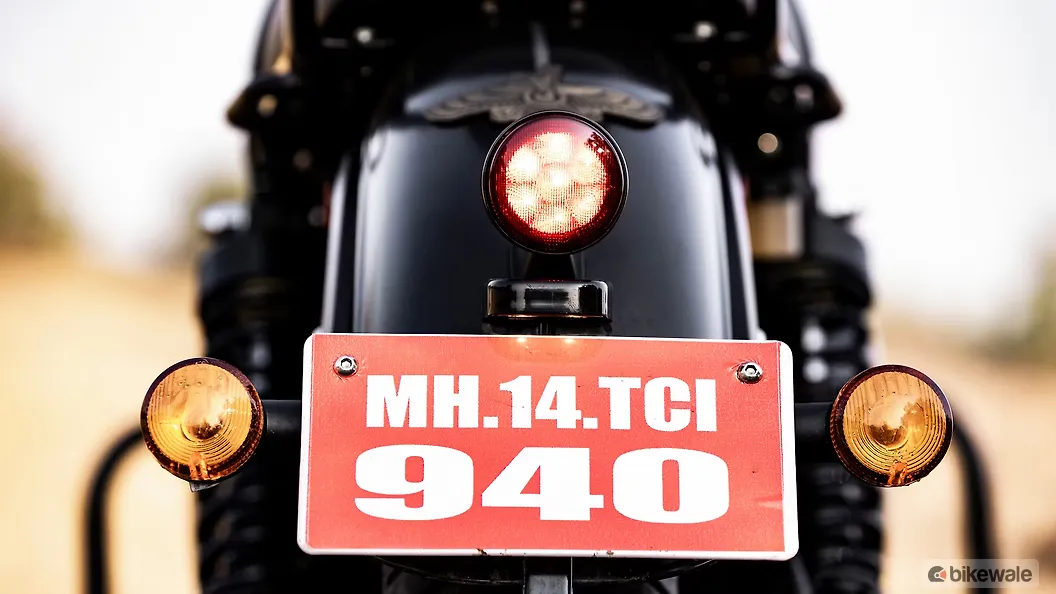 Yezdi Roadster [2024] Number Plate Lamp Image – BikeWale