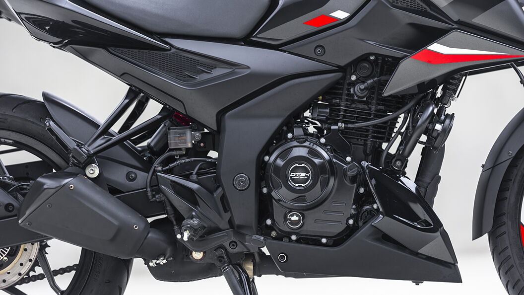 Engine cowl outlet for pulsar 150