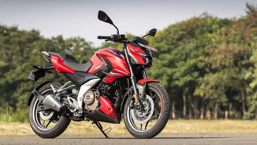 Bajaj Pulsar N250 Right Front Three Quarter Image BikeWale