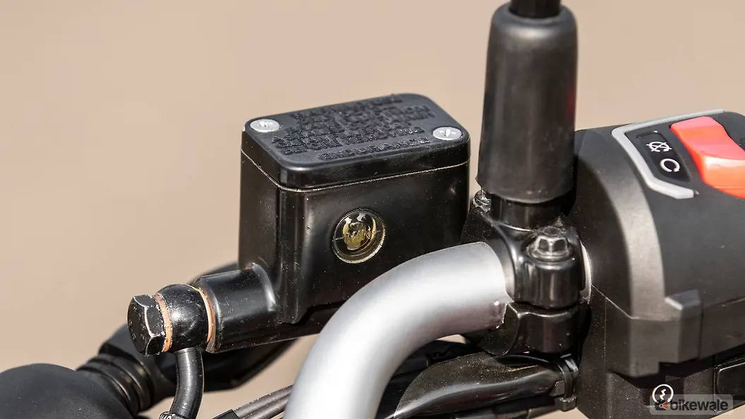 Bajaj Pulsar F250 Front Brake Fluid Reservoir Image BikeWale