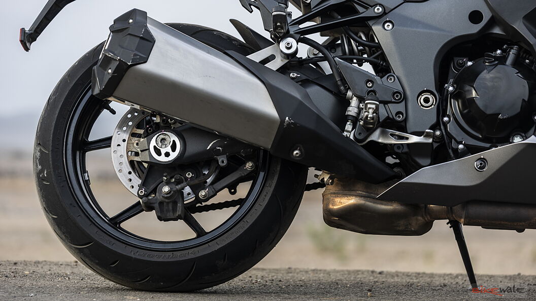 Kawasaki Ninja 1000 Rear Alloy Wheel Image – BikeWale