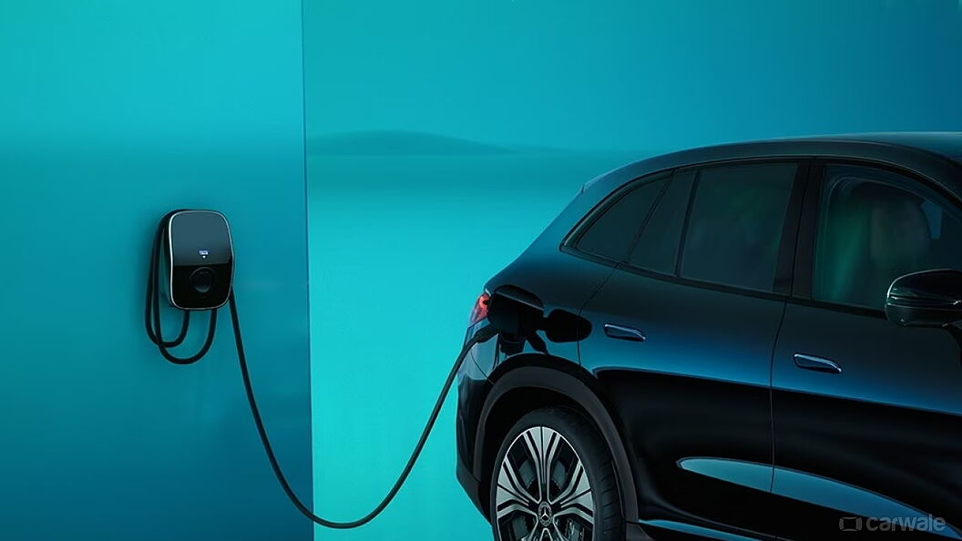 मर्सिडीज़ बेंज़ EQE एसयूवी ईवी कार चार्जिंग इनपुट प्लग