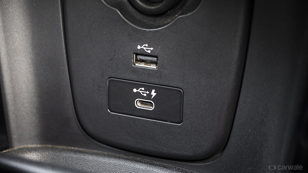 MINI Cooper SE USB Port/AUX/Power Socket/Wireless Charging