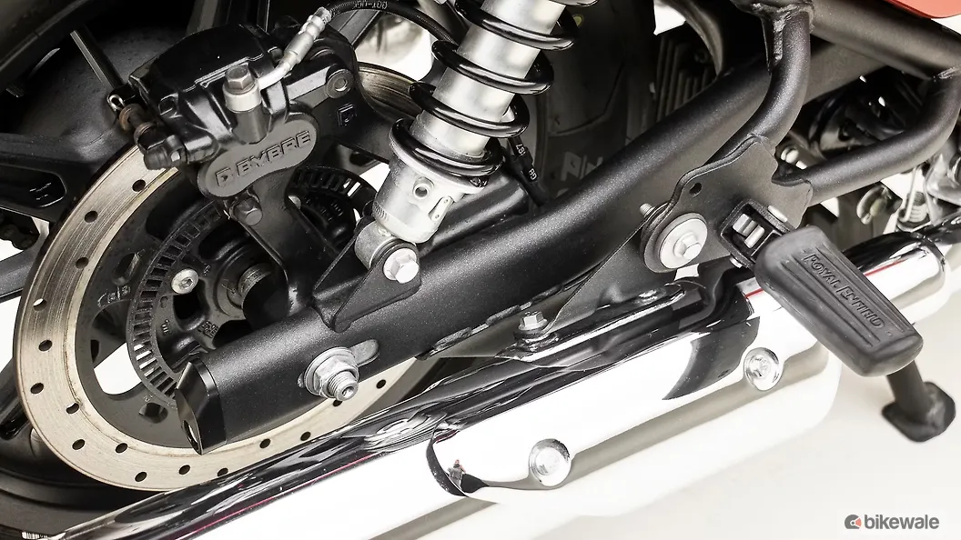 Royal Enfield Super Meteor 650 Rear Mudguard Image – BikeWale