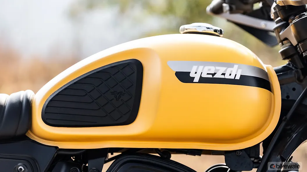 Yezdi Scrambler Engine Oil Level Indicator Image BikeWale