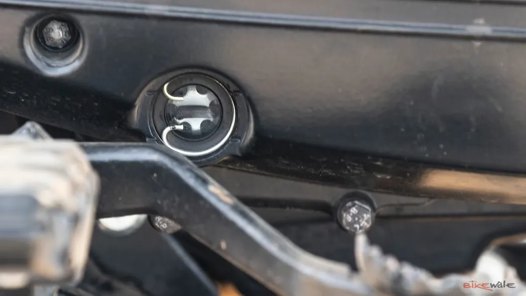 Yezdi Scrambler Engine Oil Level Indicator Image BikeWale