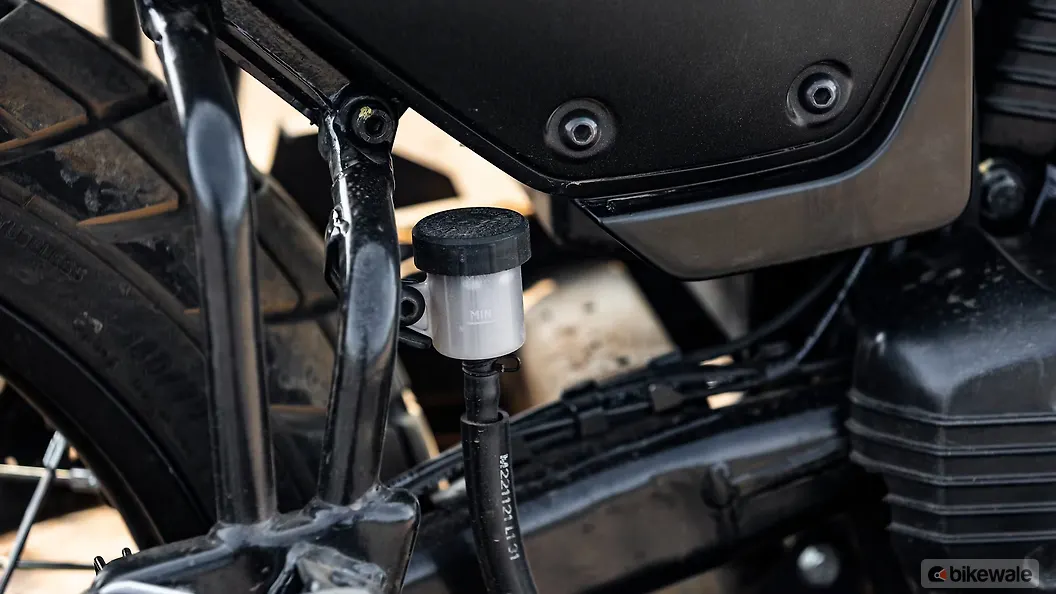 Yezdi Scrambler Engine Oil Level Indicator Image BikeWale