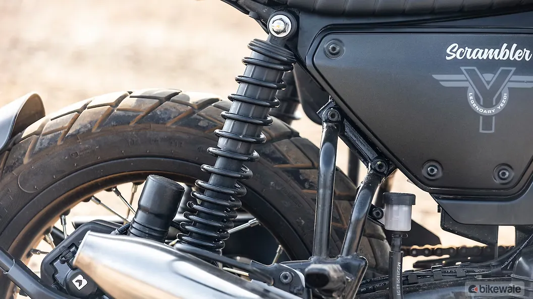 Yezdi Scrambler Engine Oil Level Indicator Image BikeWale
