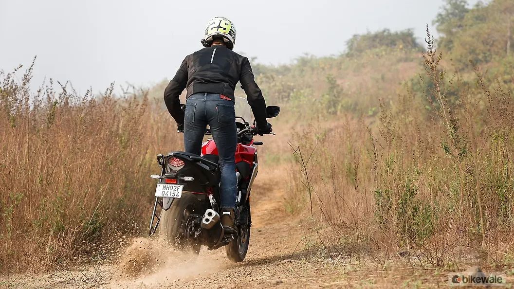 Honda CB500X [2021] Right Rear Three Quarter Image – BikeWale