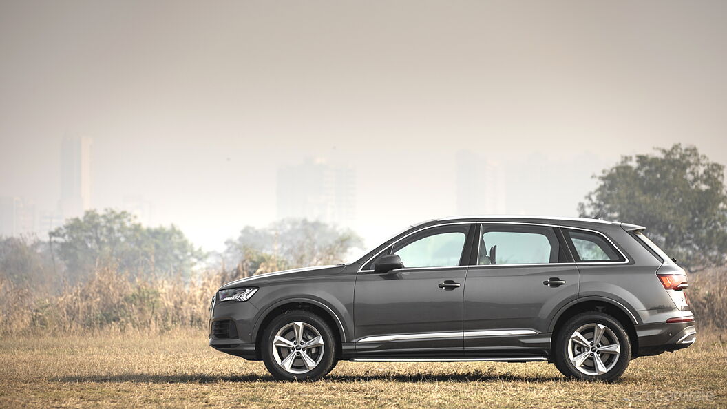 Audi Q7 Right Side View