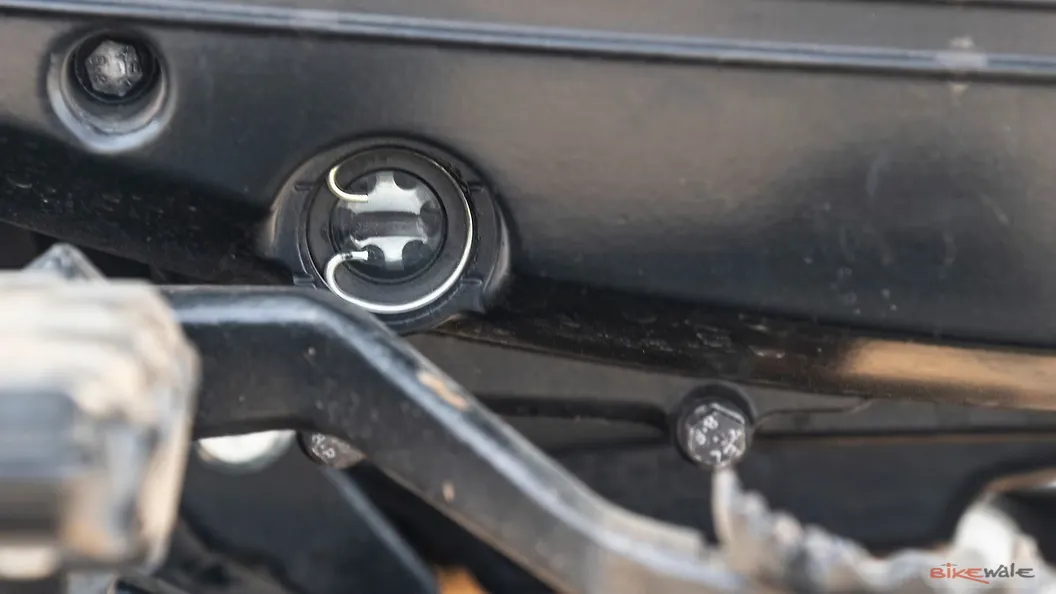 Yezdi Scrambler Engine Oil Level Indicator Image BikeWale