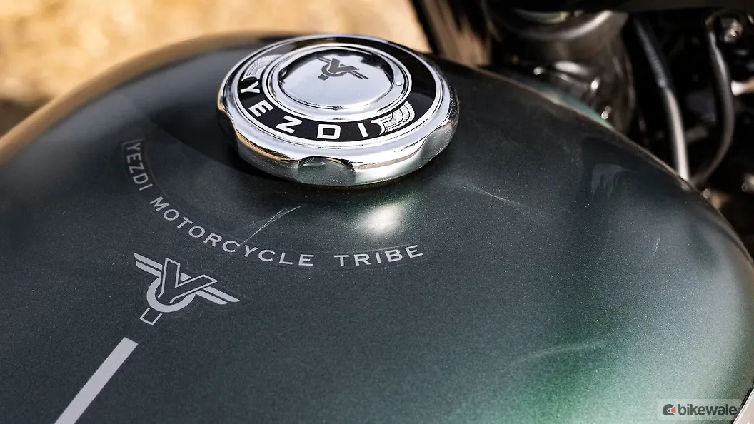 Yezdi Roadster Fuel Tank Image BikeWale