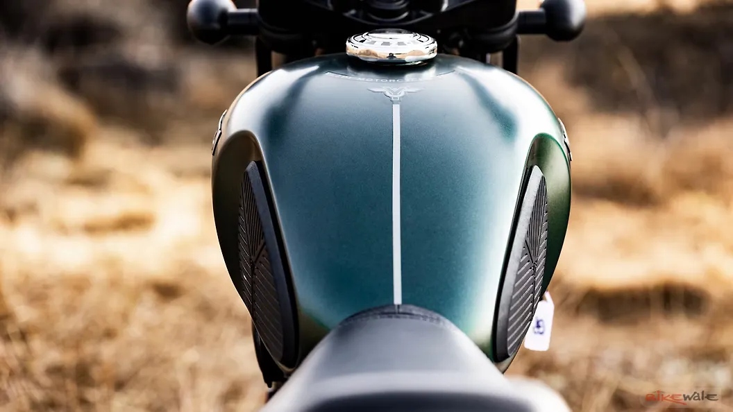 Yezdi Roadster Fuel Tank Image BikeWale
