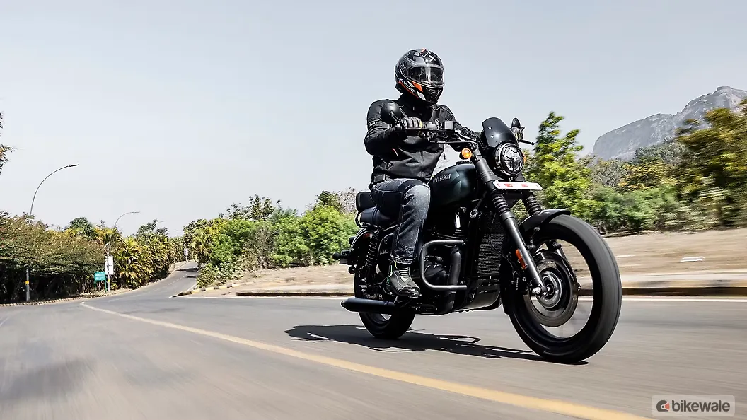 Yezdi Roadster [2024] Right Side View Image – BikeWale