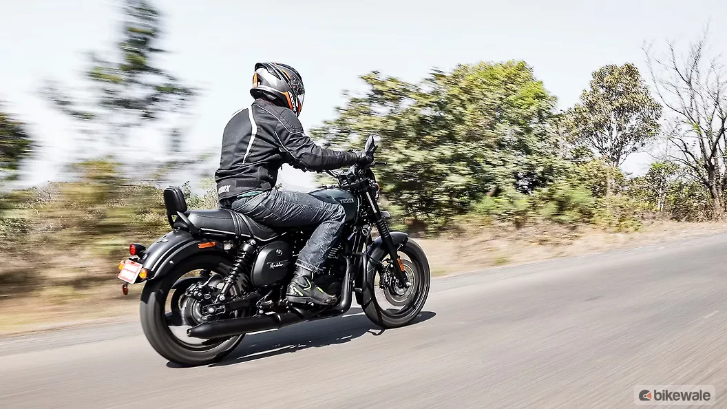 Yezdi Roadster [2024] Right Side View Image – BikeWale