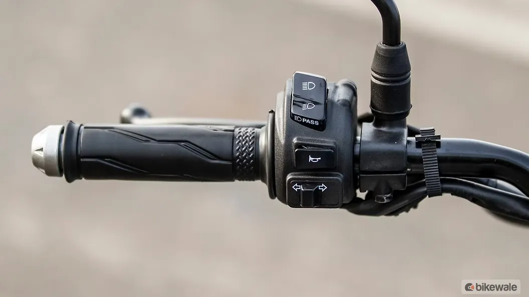 Yamaha MT 15 V2 Right Side Handelbar Throttle Grip Image BikeWale