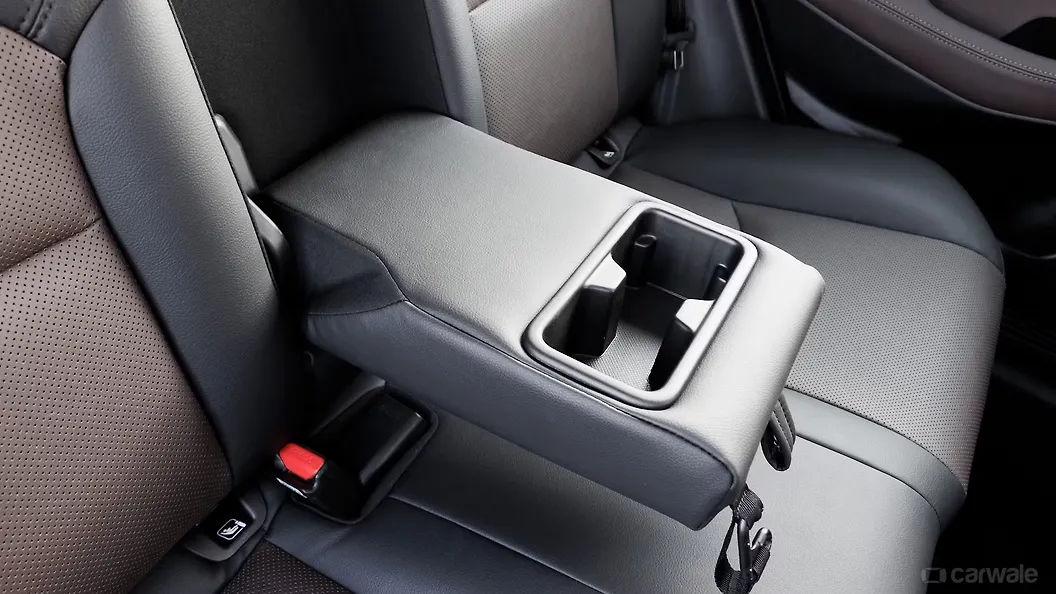 टोयोटा अर्बन क्रूज़र हायराइडर पीछे की ओर कप होल्डर्स