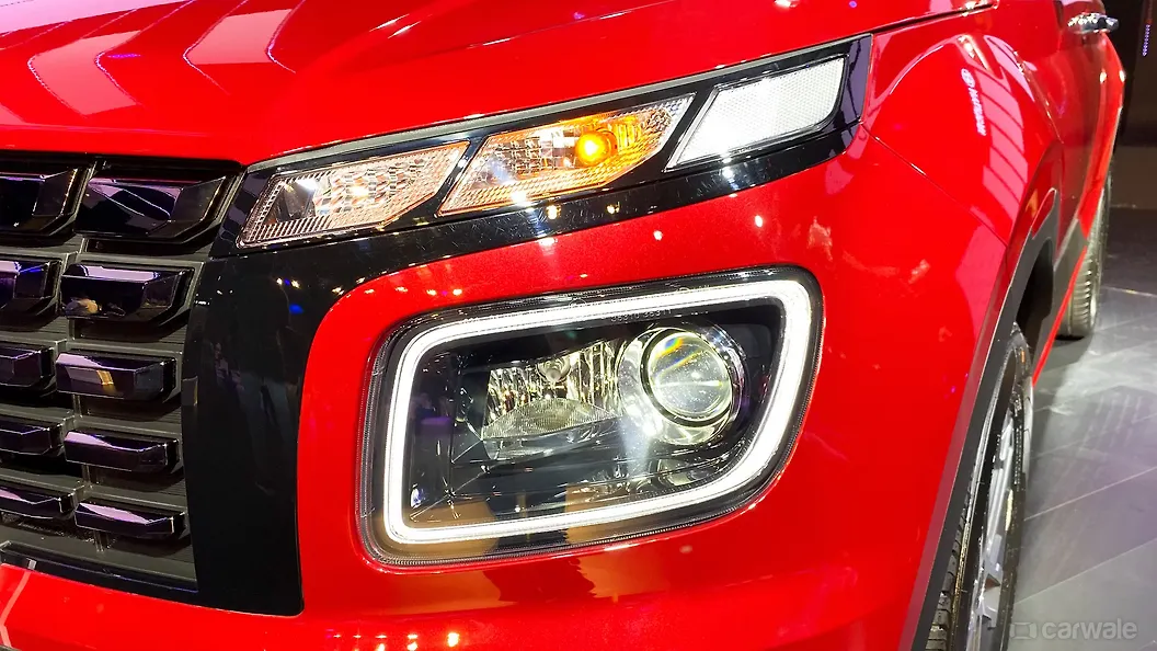 Venue Headlight Image, Venue Photos in India - CarWale