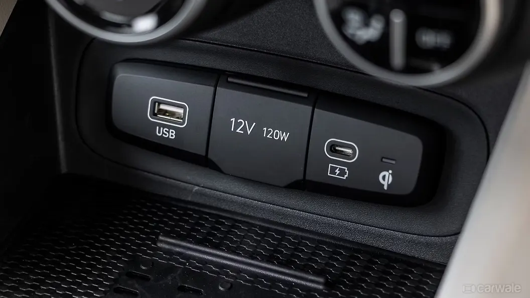 Venue Tail Light/Tail Lamp Image, Venue Photos in India CarWale