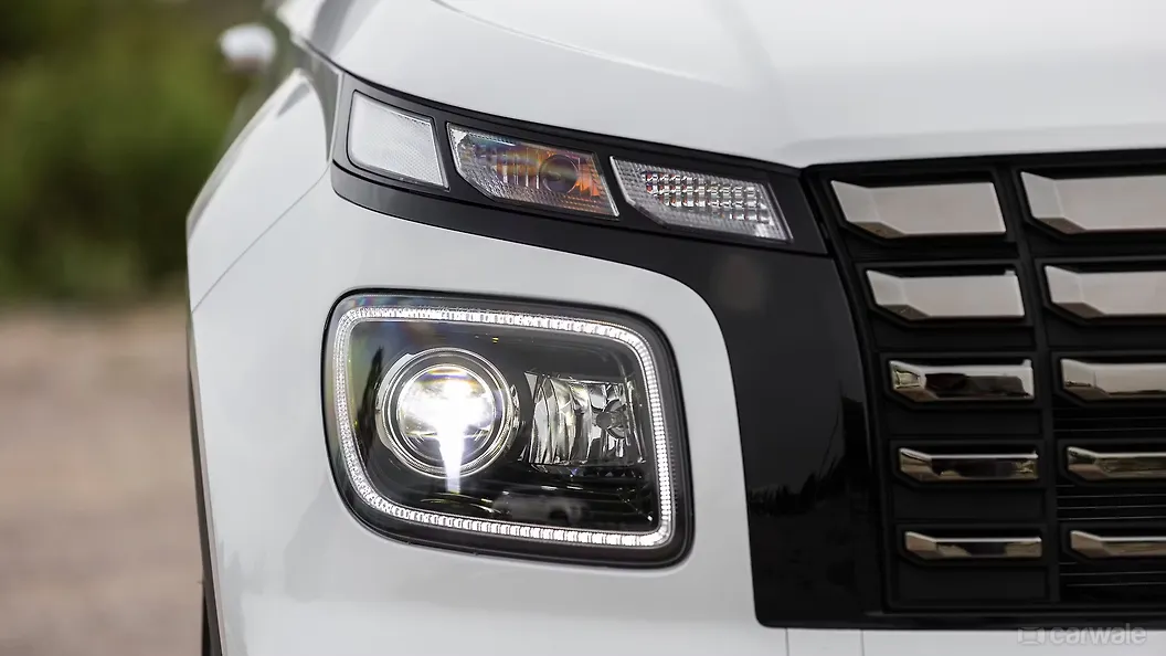 Venue Headlight Image, Venue Photos in India - CarWale