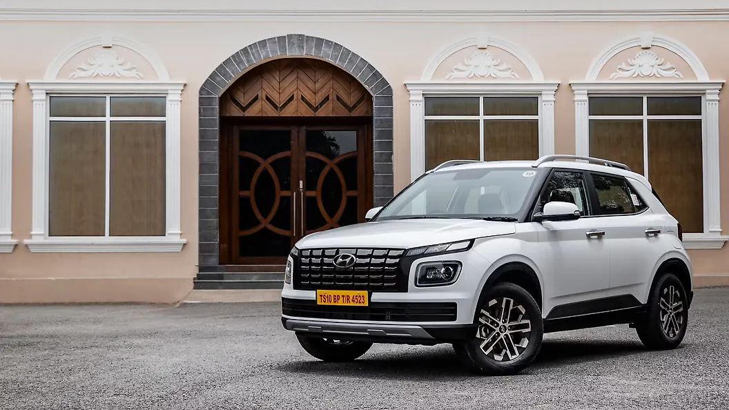 Venue Left Front Three Quarter Image, Venue Photos in India - CarWale