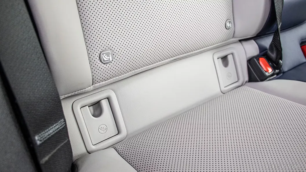 UX 300e ISOFIX Child Seat Mounting Point Rear Row Image, UX 300e Photos