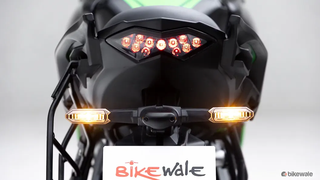 Kawasaki Versys 650 [2023-2024] Rear Turn Indicators Image – BikeWale
