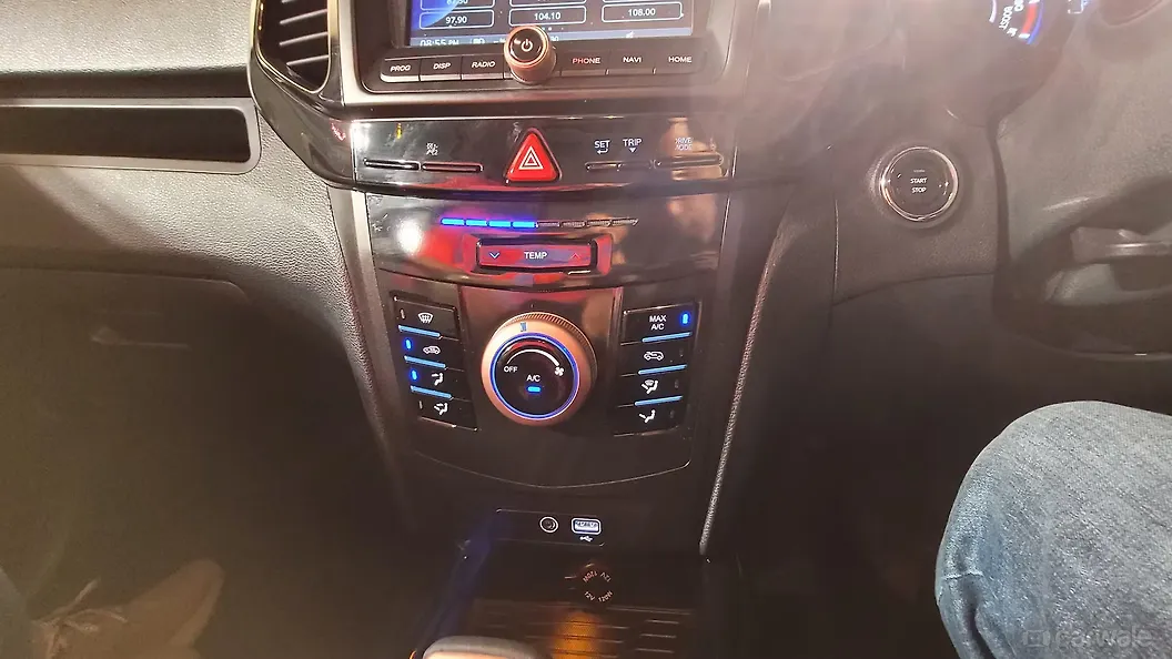 XUV400 AC Controls Image, XUV400 Photos in India CarWale