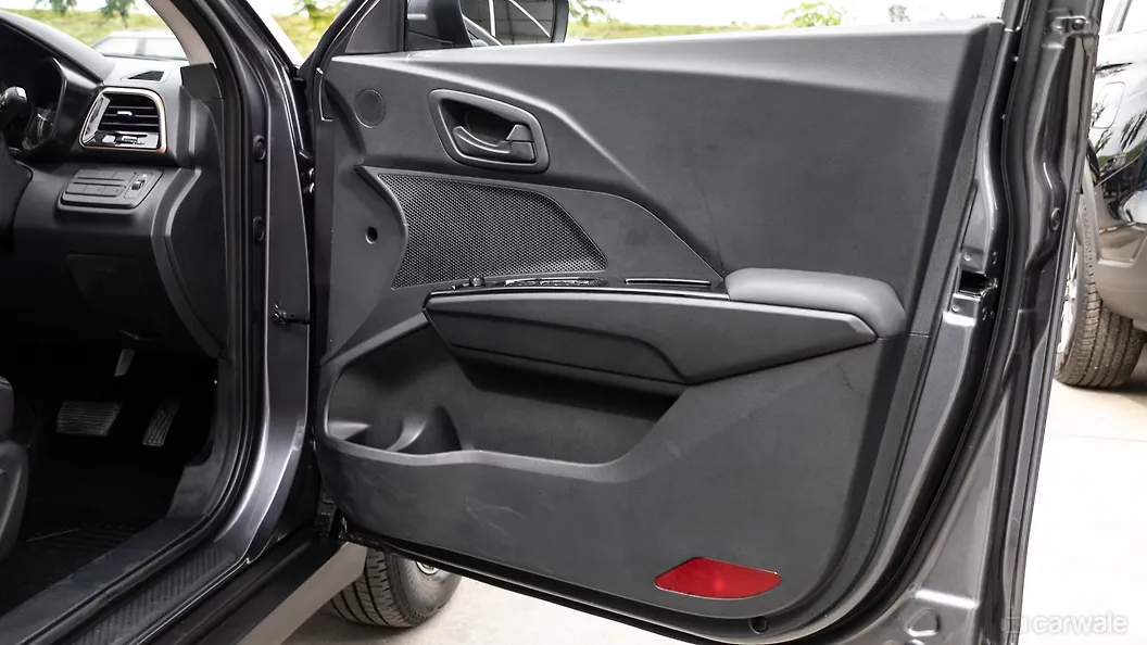 XUV400 Front Door Handle Image, XUV400 Photos in India CarWale