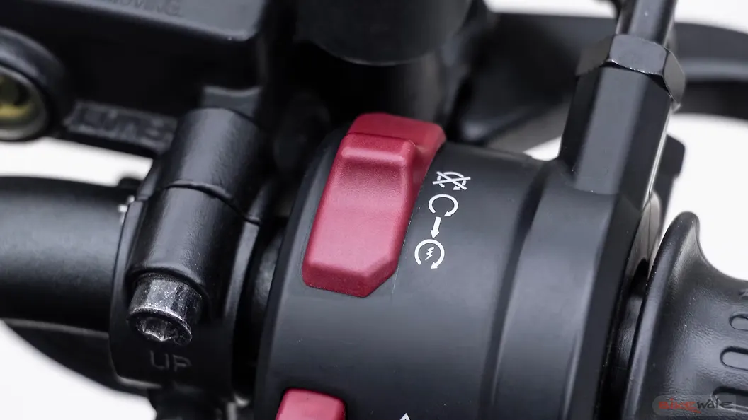 Keeway K300 N Engine Start Switch Image – BikeWale