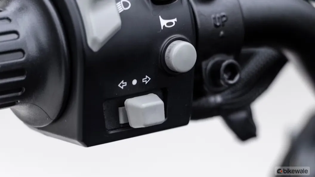 Keeway K300 N Turn Indicators Switch Image BikeWale