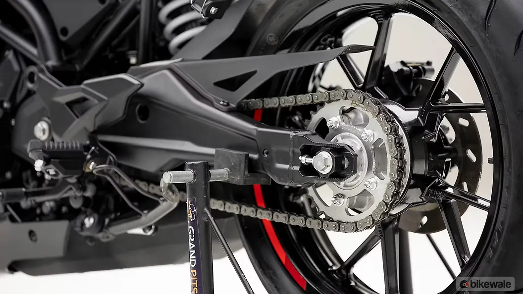 Keeway K300 R Engine Oil Level Indicator Image BikeWale