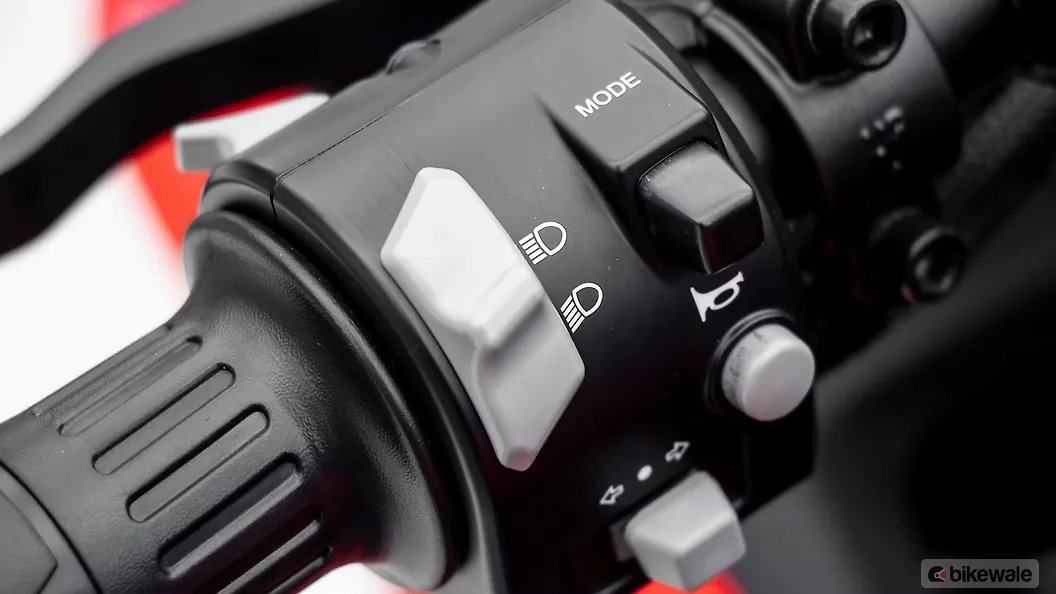 Keeway K300 R High Beam Low Beam Switch Image BikeWale