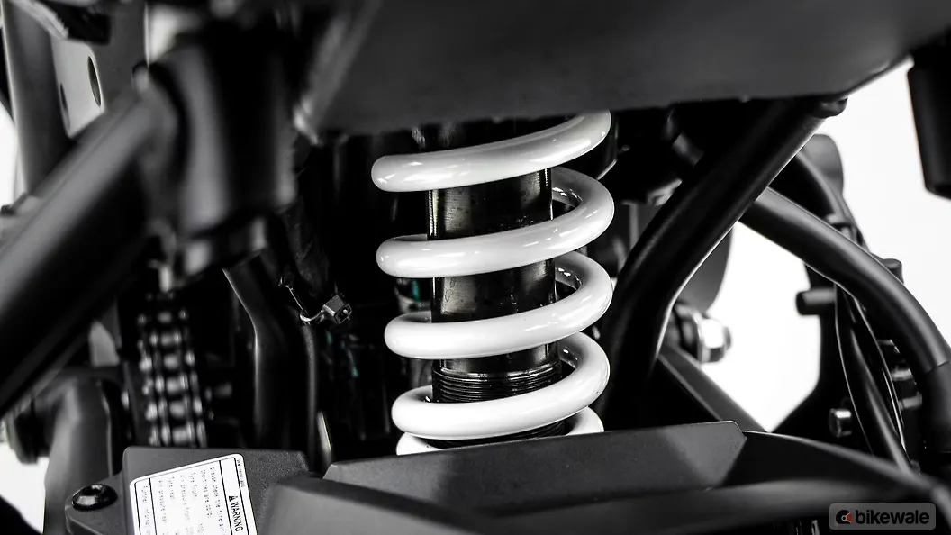 Keeway K300 R Engine Oil Level Indicator Image BikeWale