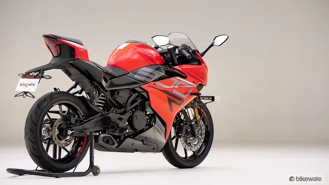 Keeway K300 R Right Front Three Quarter Image – BikeWale